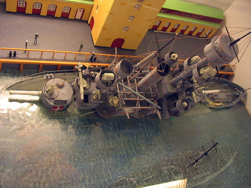 File:Model of a sinking ship - Aalborg Marinemuseum ubt.jpeg