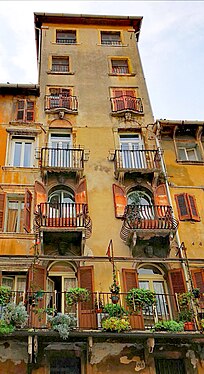 Balconi di un palazzo storico in Piazza Erbe a Verona.