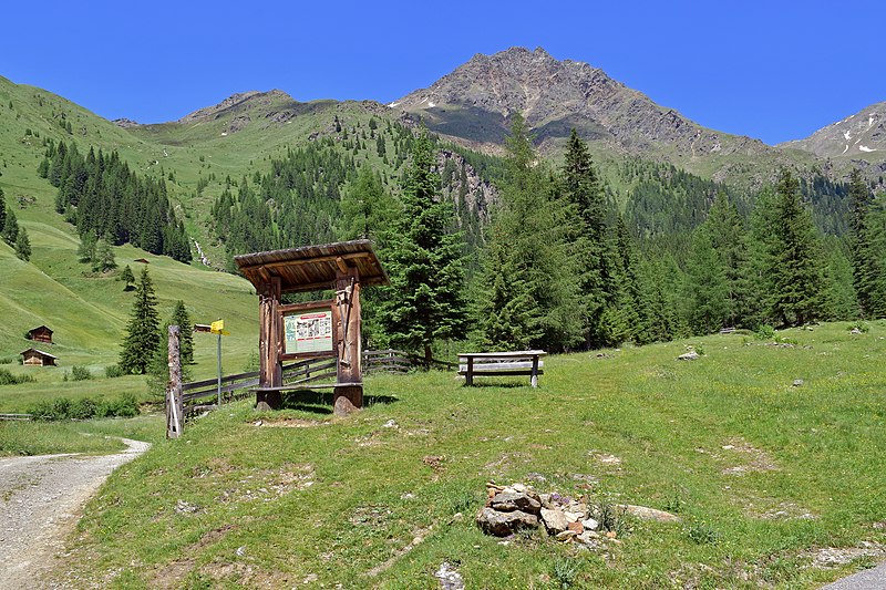 File:Innervillgraten - Oberstalleralm - Rastplatz mit Infotafel dahinter die Rote Spitze.jpg