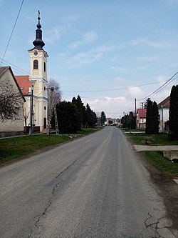 A Kossuth utca a római katolikus templommal