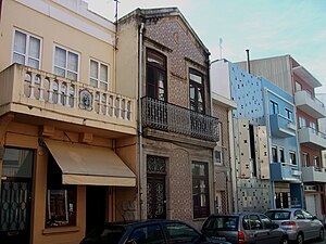 Vernacular architecture from the late 19th century through the 1950s, coexisting with a contemporary house, façade by architect José Cadilhe.