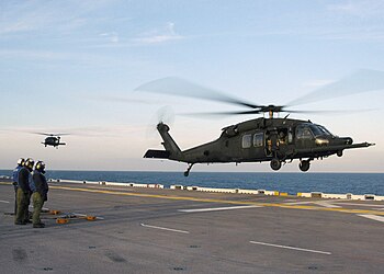 Um MH-60M do regimento a pousar no USS Bataan (LHD-5)