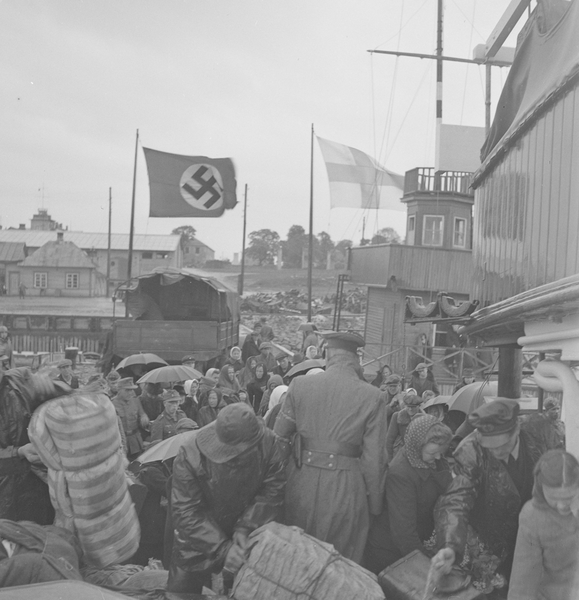 File:Viimeisen inkeriläisryhmän siirto Suomeen. Paltiskin satama 18.6.1944.png