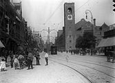 Damrak im Jahr 1910 mit der kurz zuvor errichteten Beurs van Berlage