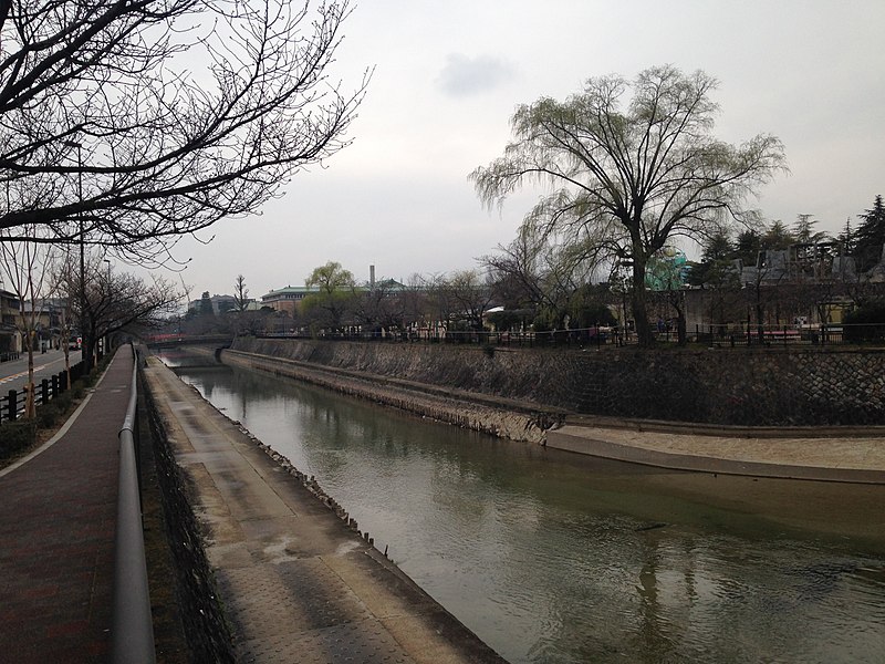 File:Biwako Canal near Nanzenji Harbor 2.JPG