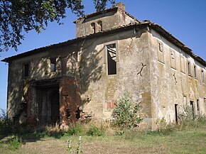 Un'antica casa leopoldina,edificata durante il granducato di Pietro Leopoldo I di Lorena(1765-1790), presso Santa Caterina di Cortona. Sono visibili,ad entrambi i lati della parte alta della facciata, le insegne granducali(croci malta rosse)