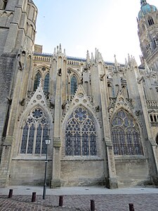 La façade sud des chapelles latérales.