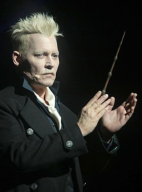 Apparence de Grindelwald (interprété par Johnny Depp) dans Les Animaux fantastiques : Les Crimes de Grindelwald.