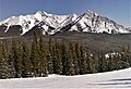 Skogan Peak (links) und Mount Lorette (rechts) gesehen von der Nakiska-Skiregion