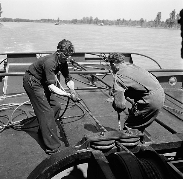 File:Vastmaken van een binnenvaartschip aan de Damco 230 met links bemanningslid Jan…, Bestanddeelnr 254-1604.jpg