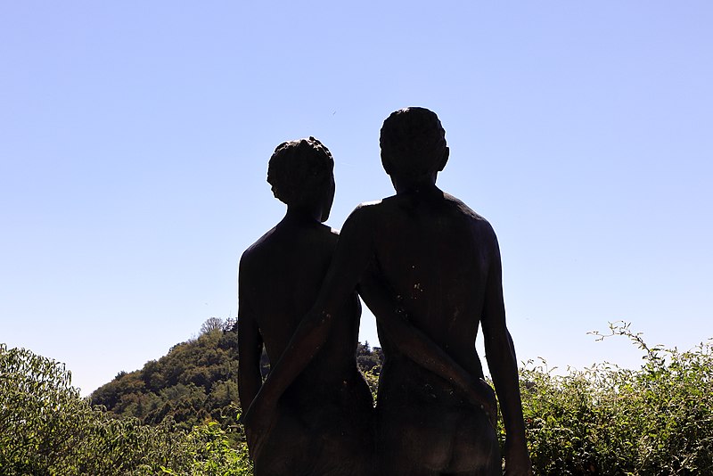 File:Bertinoro - La Rocca (Statue 1).jpg