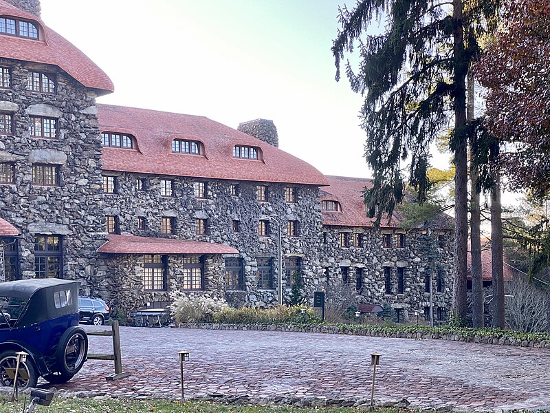 File:Entrance Drive, Grove Park Inn, Grove Park-Sunset, Asheville, NC - 51853824720.jpg