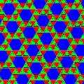 Una de las 8 teselaciones semi-regulares (ignorando los colores: p6). Los vectores de traslación se giran un poco hacia la derecha en comparación con las direcciones en la red hexagonal subyacente de la imagen