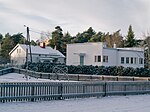 Turjasparkens lekplats med funkiskvarteret i bakgrunden.