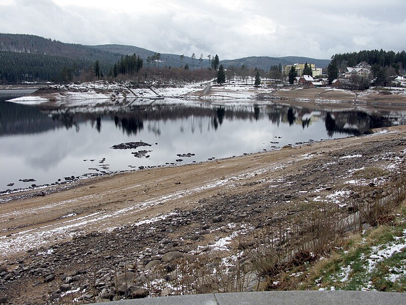 File:Niedrigwasser in Schluchsee.jpg