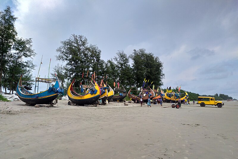 File:Boats at Lengurbill beach.jpg