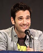 Colin Donnell interprète Tommy Merlyn.