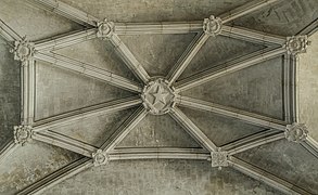 Croisée d'ogives étoilée de l'église Saint-Jean - Joigny.jpg