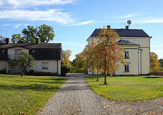 Huvudbyggnaden med flygeln från norr