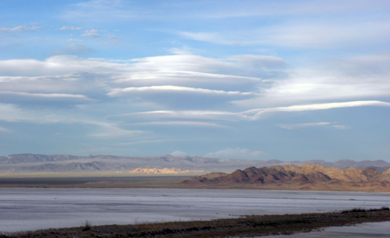 File:LenticularCloudsMojave031611.jpg