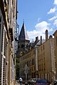 La rue du Pont-Saint-Marcel et le temple en arrière-plan.