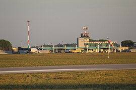 Terminal e torre di controllo Aeroporto Gino Lisa.jpg