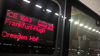 Digitales Zuganzeigeschild der Deutschen Bahn - ICE 1653 Frankfurt Flughafen nach Dresden Hauptbahnhof