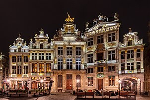 Cinq bâtiments de la Grand-Place de Bruxelles. De gauche à droite, les maisons du Mont Thabor, de la Rose, de l'Arbre d'Or, du Cygne et de l'Étoile. (définition réelle 7 169 × 4 795)