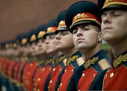 ABD Genelkurmay Başkanı ve Deniz Kuvvetleri oramirali Michael Mullen'i karşılayan Rusya Federasyonu Silahlı Kuvvetleri şeref kıtası. (Kremlin Duvarı Mezarlığı, Moskova, 26 Haziran 2009)