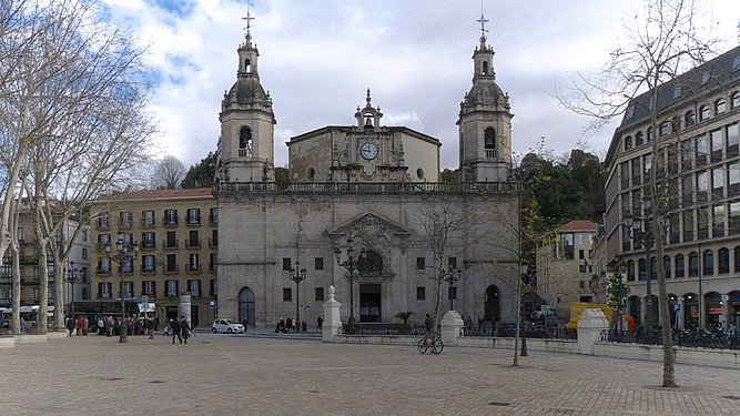 Gómez de la Torre jauregia ezkerrean (eraikin horia) eta San Nikolas eliza.