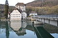 S Schloss Röttlè am Obèd. D Sunnè langèd graad no für è Spiègelig im Hochrhy