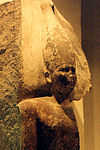 Statua calcarea di Snefru con la corona bianca dell'Alto Egitto. Museo egizio del Cairo.