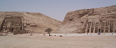 כיום, לאחר השחזור - שני המקדשים נמצאים בתוך שתי גבעות מלאכותיות, הקטנות בגודלן מאשר הגבעות המקוריות, מבט מכיוון חוף אגם נאצר, 2005. משמאל - מקדש רעמסס השני (הגדול), מימין - מקדש נפרתרי (הקטן)