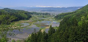 現道（県道）から朝日連峰、葉山、中沢の棚田が眺望できる。