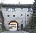 Burgtor mit dem Wappen der Gemeinde Oberaudorf und der Inschrift HIE FALK FRUMB SICHT GUET ZIEL UNS RICHT