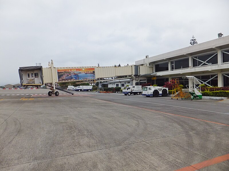 File:Jet Bridge of Taitung Airport 20120324.JPG