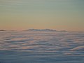 Inverzia v zime, z nízkej oblačnosti vystupujú Vysoké Tatry, pohľad zo Sninského kameňa