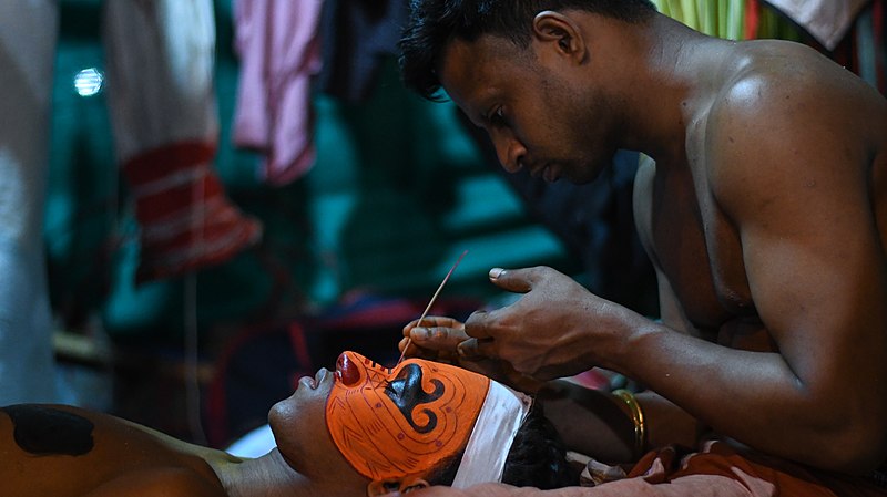 File:Theyyam at peeleri vayanaattukulavan kaavu 03.jpg