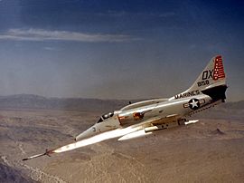 En Douglas A-4 Skyhawk från attackdivisionen VMA-324 Vagabonds avfyrar en Zuni-raket.