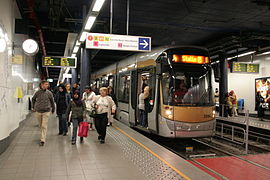 5 juin 2009 Motrice type T3000 sur la ligne 4 vers Stalle à la station Lemonnier de l'axe prémétro Nord-Sud.