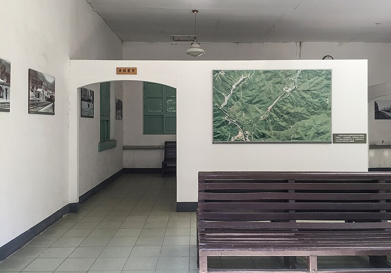 File:Interior of Qinglongqiao Railway Station (20170329103611).jpg