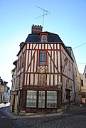 Joigny - maison horloge Place du Pilori.JPG