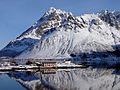 Dezember 2013: Sildpollnes Kirche am Austnesfjorden vor dem Berg Higravtindan in Nordland