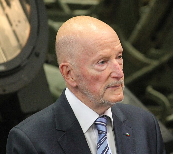 File:Simeon Borisov Sakskoburggotski (Saxe-Coburg-Gotha, Simeon II) in 2017.jpg