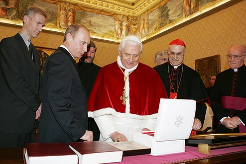 Papst Benedikt XVI. mit Winter-Mozetta (2007)