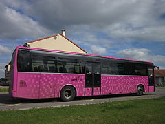 Un autocar Irisbus Crossway vêtu en livrée "prune" affrété sur la ligne P103 à Vernéville.