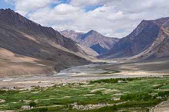 Campos recém-semeados do vilarejo de Zangla, na margem direita do rio Zanskar, que contrastam com as montanhas escarpadas desta região árida do Himalaia indiano. O rio flui da parte inferior esquerda para o centro por um vale estreito no desfiladeiro de Zanskar. Altitude: rio 3 510 m, picos no centro ~5 200 m. Vista do Forte de Zangla, Zanskar, Ladaque, Índia. (definição 8 024 × 5 349)