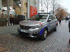 Nouvelle sérigraphie et identité visuelle de la Police nationale, appliquée à partir de fin 2020 sur les nouveaux Peugeot 5008.