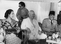 Soekarno (rechts) ontvangt Chroestjov in Paleis Bogor, links mevrouw Hartini, Bestanddeelnr 924-7765 (cropped).jpg