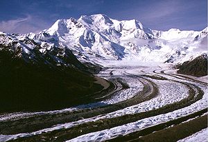 Kennicott-Gletscher mit Mount Blackburn im Hintergrund